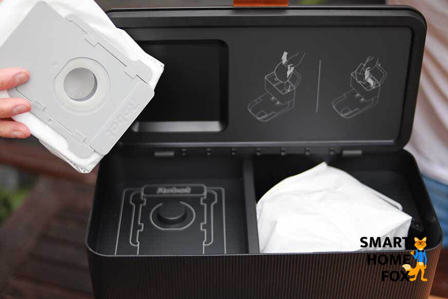 Der Ersatzbeutel in der Roomba j7+ Absaugstation ist zu sehen 